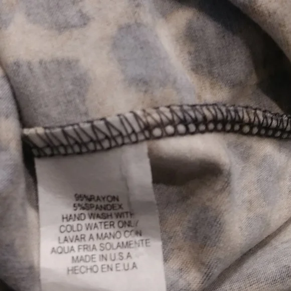 Heimish Sequin and Leopard Print V Neck Top Sz 1X - Picture 6 of 6